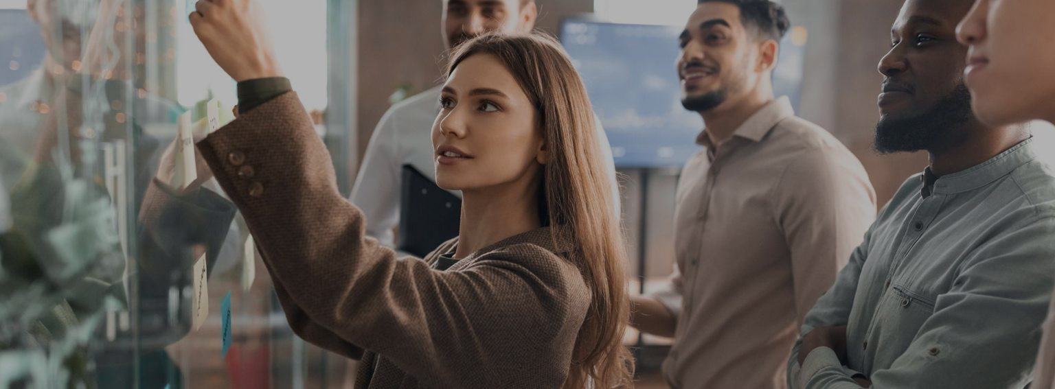 Equipe analisando informações de mercado